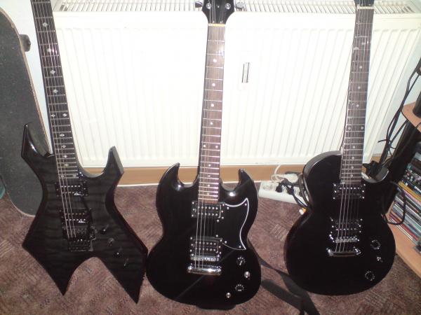 von links nach rechts 
NTNJ Warlock, Harley Benton SG, Selbstgebaute Les Paul