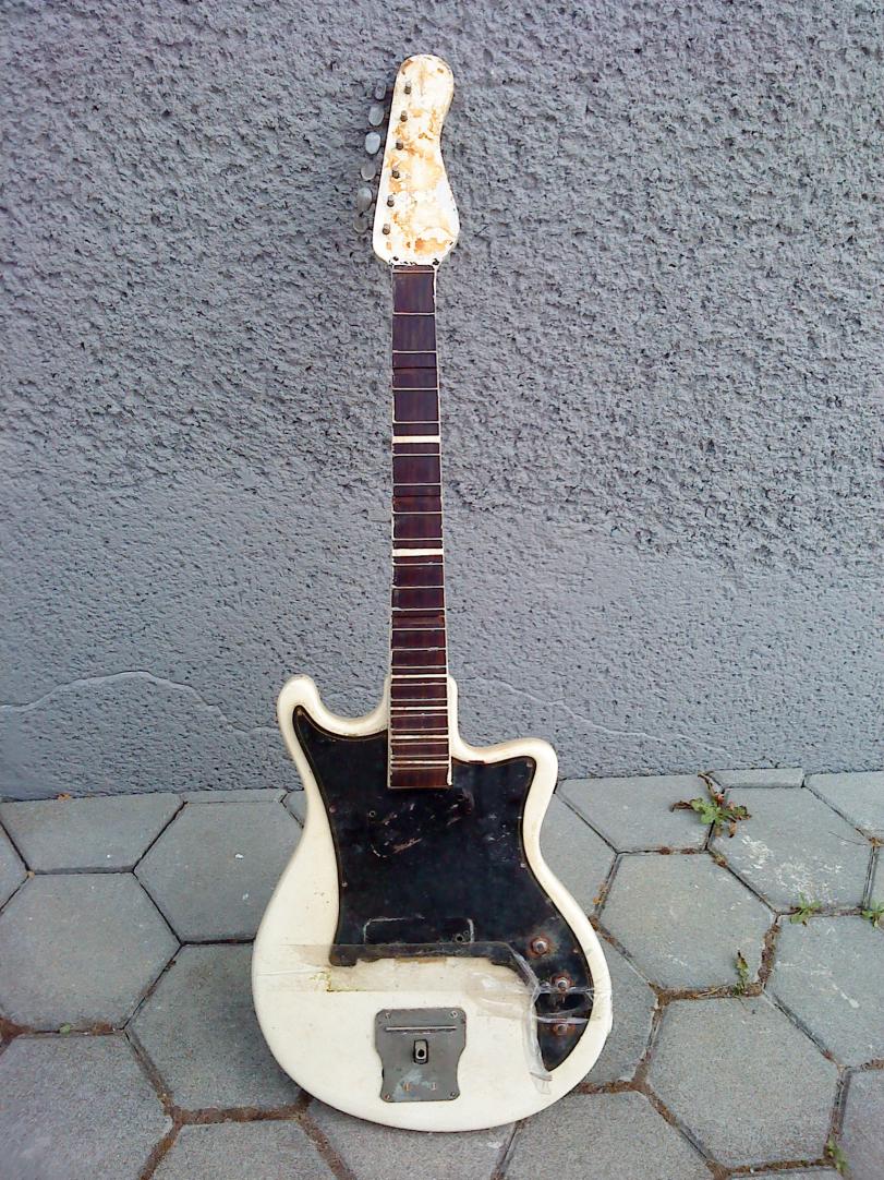 von Vorn (MUSIMA Gitarre aus den 60ern - TYPE UNBEKANNT)