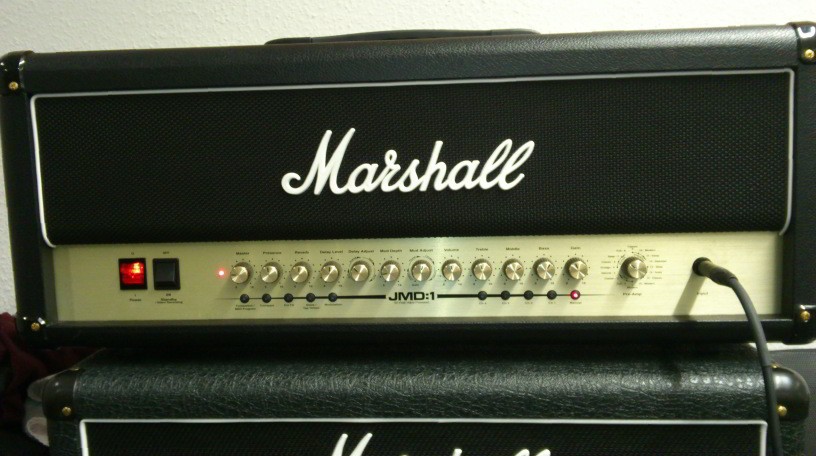 Vorderseite des Marshall JMD:1 50 Heads mit weißem Piping und rotem Switch