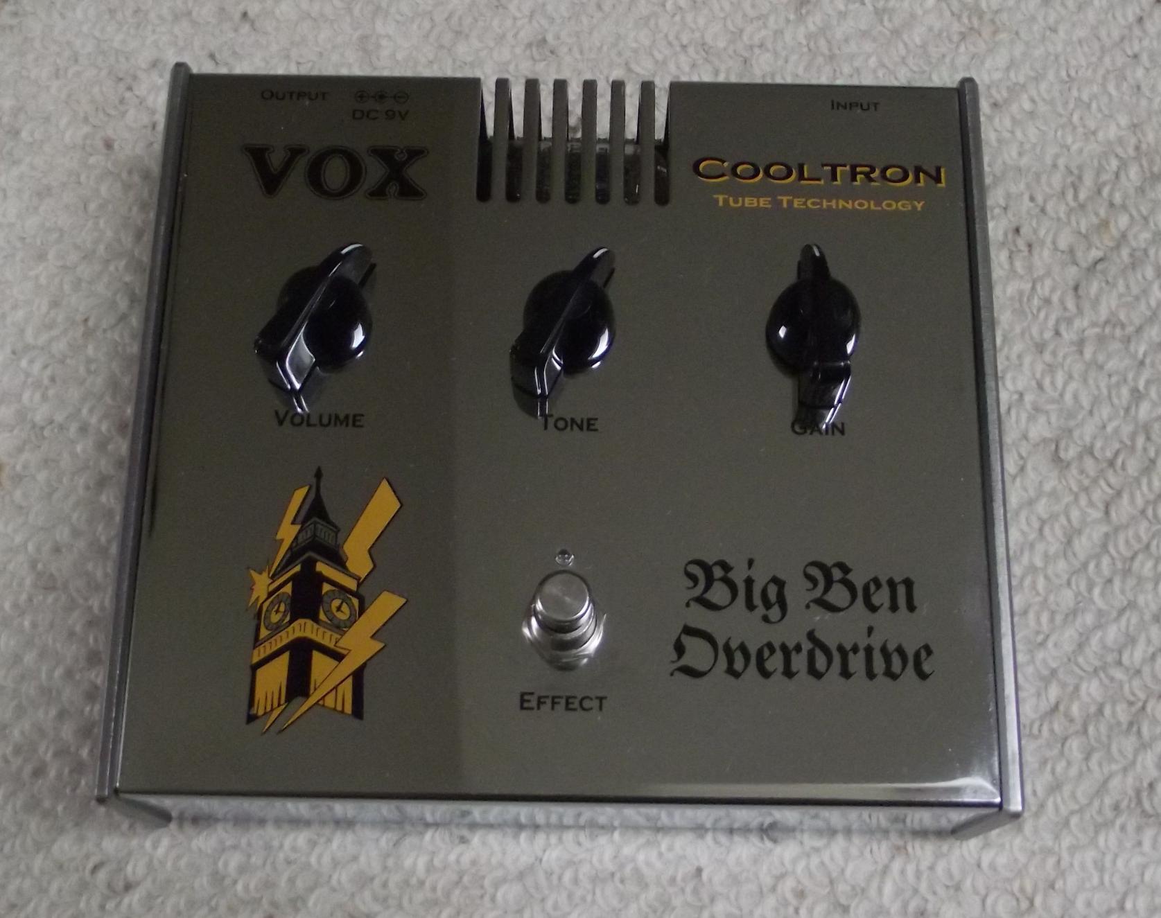 VOX Cooltron Big Ben Röhrenoverdrive, offenes, kultiviertes Zerrpedal ohne starke Eigenfärbung, der angeschlossene Amp macht den Ton. Aus genau diesem Grund ist es mein bevorzugtes Zerrpedal. 002775