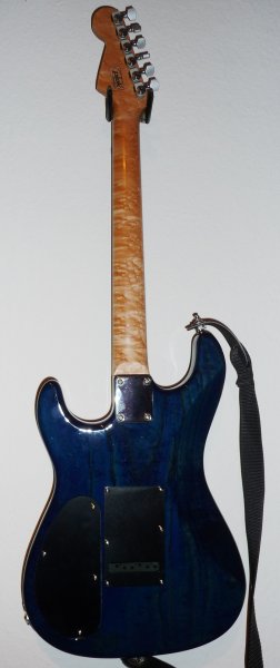 Warmoth Edel Strat von hinten

Der Hals ist einfach wunderschön. So eine Maserung hab ich noch nicht gesehen. Es ist eine Mischung aus Flames und Birdseyes. Auf der einen Hälfte überwiegen die Flames und auf der anderen dies Birdseyes.