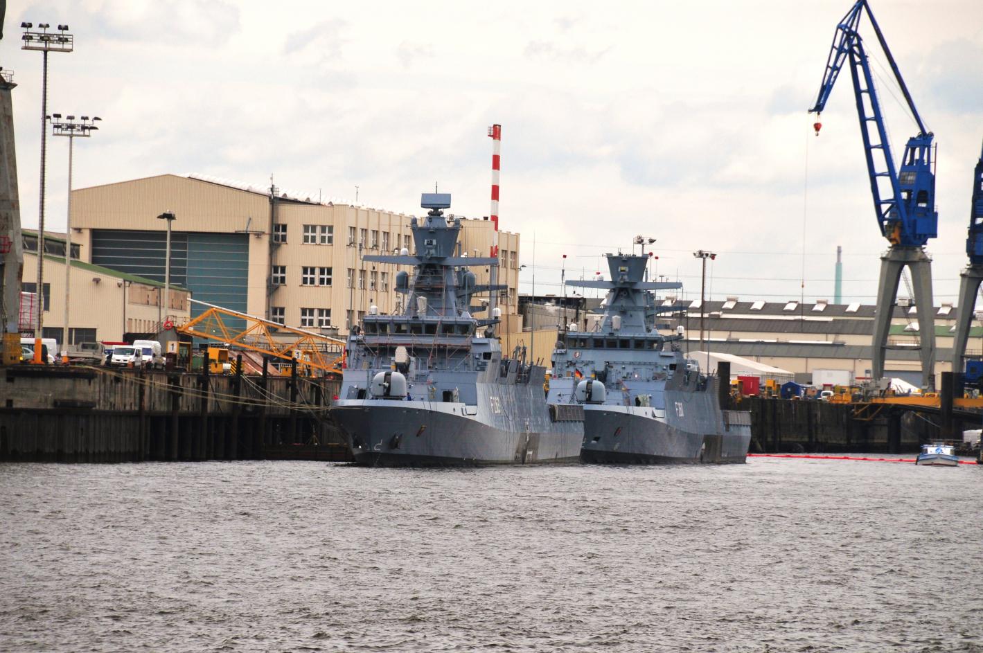 Werft Blohm & Voss Militärschiffbau, 2 fast fertige Fregatten