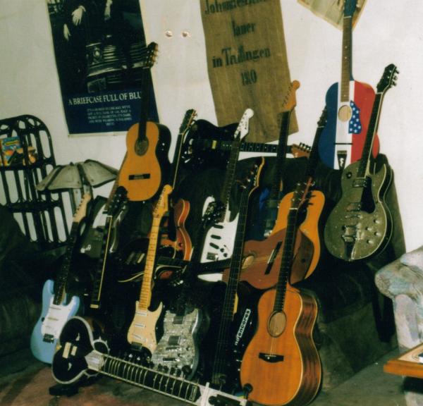 wguitarsammlung
hatte mal das vergnügen in einer wg zu wohnen ;-)
das war die gitarren  sammlung aller leute die dort wohnten ,
bunter haufen auch die gitarren .*g*